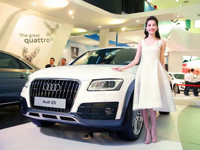 Hoa hậu Đặng Thu Thảo đẹp tinh khôi bên cạnh xế sang Audi Q5
