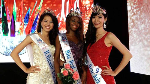 Lê Thị Thúy Đoan (ngoài cùng bên trái) giành Á hậu 2 cuộc thi Hoa hậu khiếm thính toàn cầu 2015