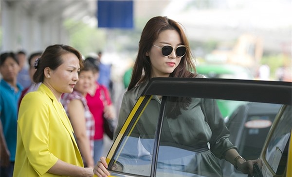 Cũng thời gian này, hoa hậu Việt Nam 2014 Nguyễn Cao Kỳ Duyên còn bị tố có hành vi khiếm nhã trên taxi