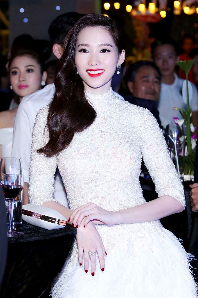 Hoa hậu Thu Thảo bất ngờ ‘khoe’ lưng trần gợi cảm