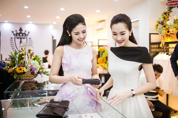 Ngọc Hân tư vấn chọn đồ cho hoa hậu Thu Thảo 