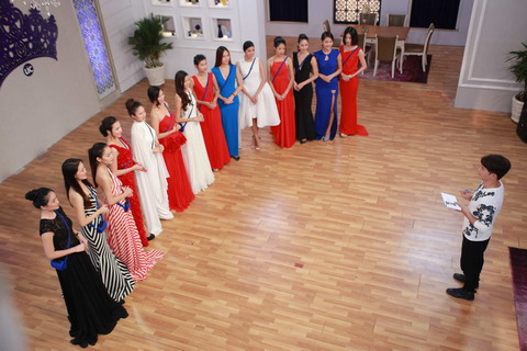 Các thí sinh Hoa khôi Áo dài cùng chung tay chuẩn bị cho bữa tiệc 