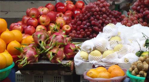 Có đến 2.000 hóa chất bảo vệ thực vật, bảo quản rau quả được sử dụng nhưng các labo xét nghiệm ở Việt Nam mới chỉ “đọc tên” được hơn 600 loại. Nhiều “chất lạ” trong rau quả được tiêu dùng phổ biến không thể định danh vì thiếu chất thử.