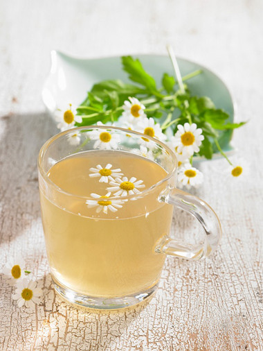 Uống trà hoa cúc giúp làm đẹp cho da từ bên trong