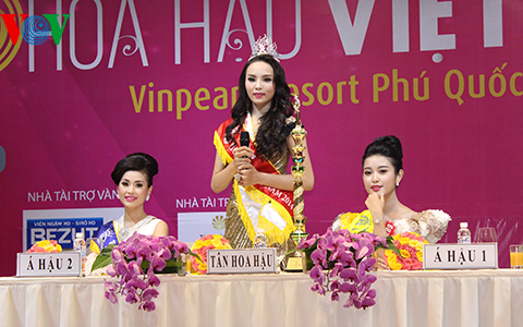 Hoa hậu Việt Nam 2014 Nguyễn Cao Kỳ Duyên trong buổi họp báo sau đêm Chung kết