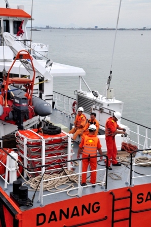 điều tàu SAR 412 ra vùng biển Hoàng Sa để cứu một tàu câu mực của ngư dân Quảng Nam bị tàu lạ đâm chìm