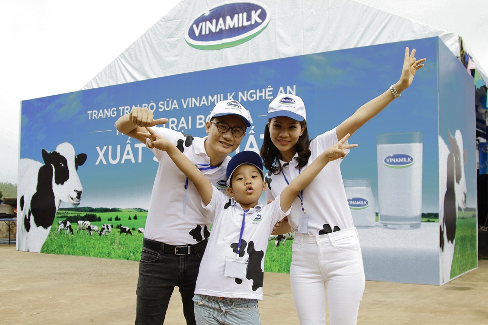 Gia đình ca sỹ Hoàng Bách thăm trang trại Vinamilk tại Nghệ An