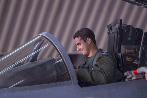 Hoàng tử Arab Saudi ngồi trên chiến đấu cơ sau khi trở về từ cuộc không kích. Ảnh: AFP