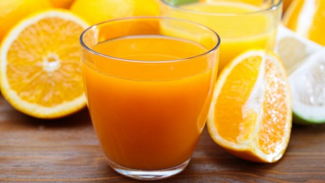 Mẹ khiến con mới 4 tuổi đã sỏi thận vì uống nước cam tươi kiểu này!