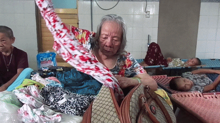 Cụ bà 84 tuổi bị bỏ rơi giữa trời mưa gió: 'Cháu gái bảo đợi ở đây mà đợi hoài chẳng thấy'