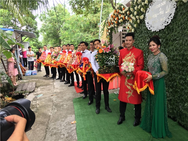 Hoa hậu Phạm Hương mặt mộc, dép lê tất bật chuẩn bị đám cưới