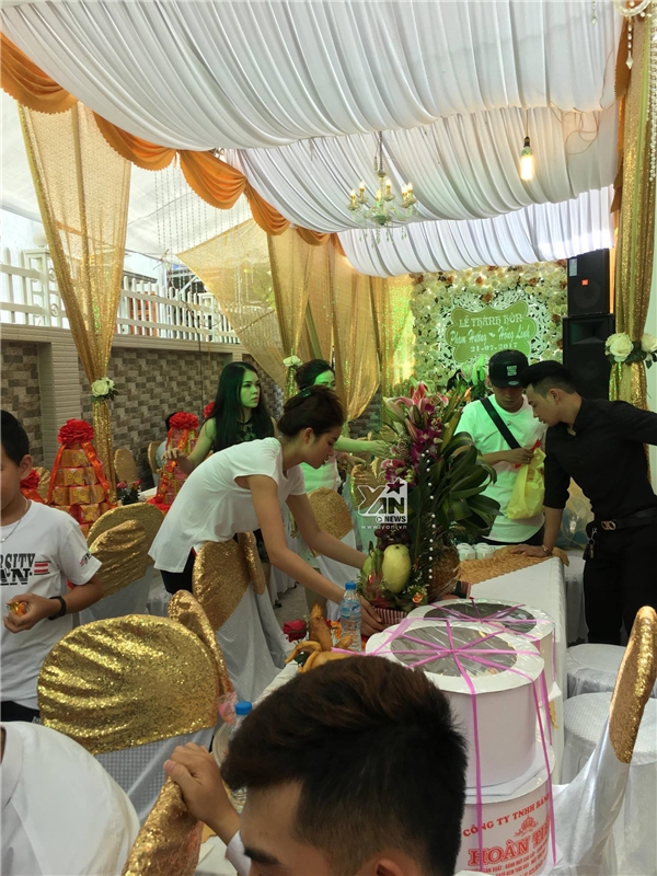  Phạm Hương ăn diện cực đơn giản trong đám cưới của em trai.