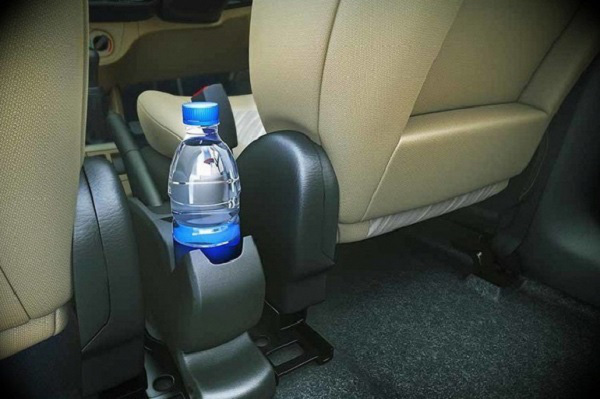 Cảnh báo tài xế: Tiện tay để chai nước lọc trên ghế xe, một lúc sau ô tô bốc khói
