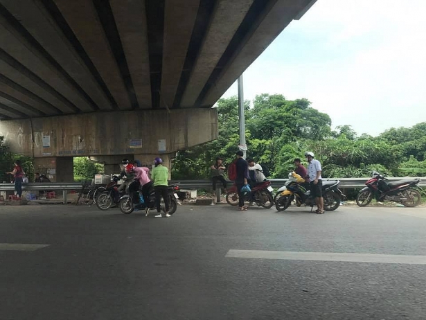 Hàng trăm xe máy, ô tô dính 'bẫy' đinh tặc trên cao tốc Hà Nội - Bắc Giang