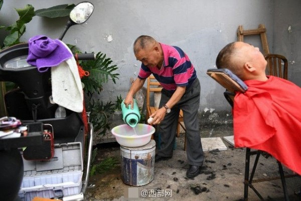 Rợn người xem làm sạch tròng mắt bằng dao cạo của người Trung Quốc