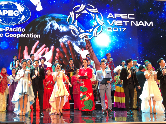 Jennifer Phạm đẹp rạng rỡ khi làm MC trong tiệc chiêu đãi APEC
