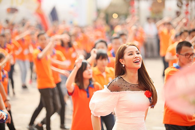 Hoa hậu Phạm Hương rạng rỡ nhảy Flashmob cùng 1000 sinh viên tại Hà Nội