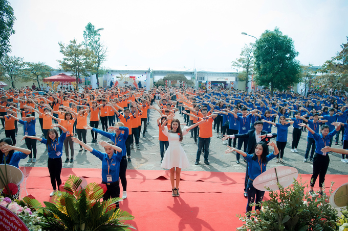 Hoa hậu Phạm Hương rạng rỡ nhảy Flashmob cùng 1000 sinh viên tại Hà Nội