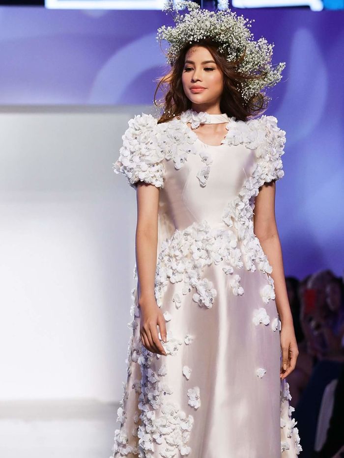 Vừa sải bước trên sàn diễn, Phạm Hương đã khiến Dubai Fashion Week 'chấn động'