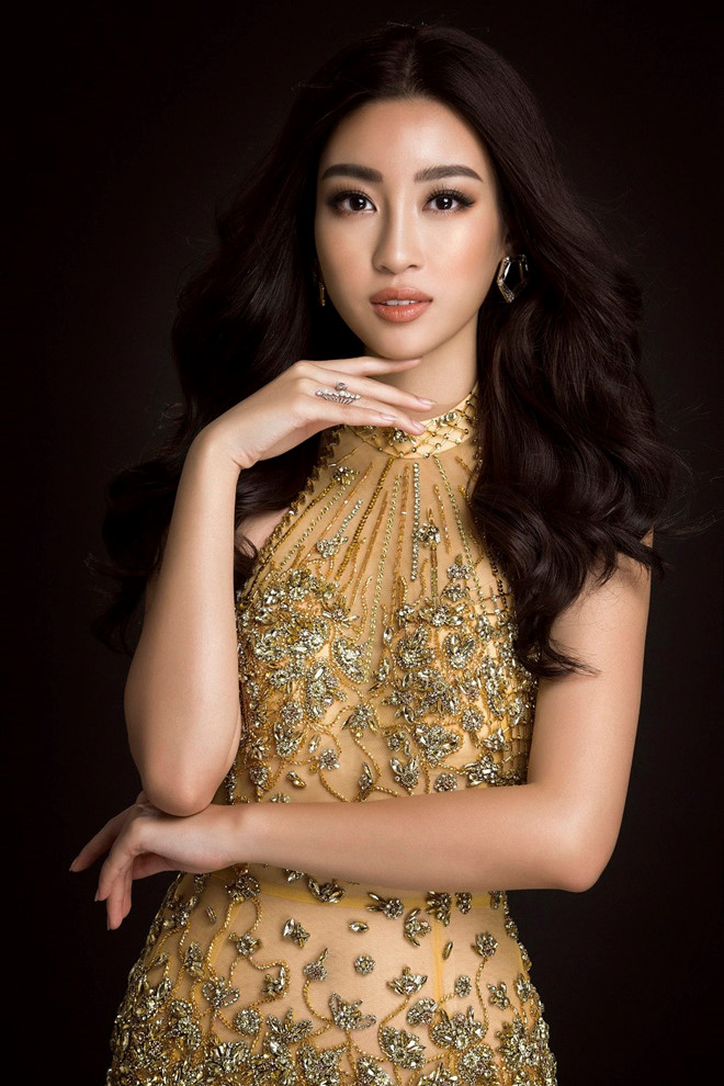 Đỗ Mỹ Linh tái xuất xinh đẹp sau chiến thắng lịch sử tại Miss World 2017