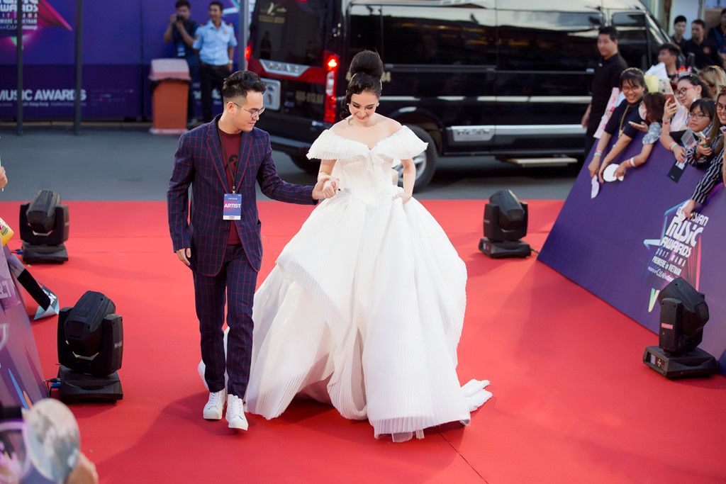 Angela Phương Trinh diện váy phát sáng 'chơi trội' tại MAMA 2017