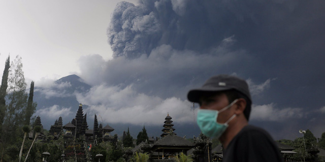 Hàng nghìn du khách hỗn loạn, chạy 13 tiếng để thoát khỏi nơi núi lửa phun trào