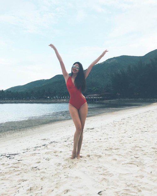 Phạm Hương khiến fan ‘mất máu’ khi diện bikini, khoe thân hình chữ S cực gợi cảm