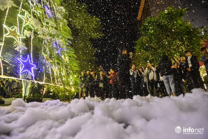 Giáng sinh đón mưa tuyết trắng như mùa đông Châu Âu ngay giữa lòng Hà Nội