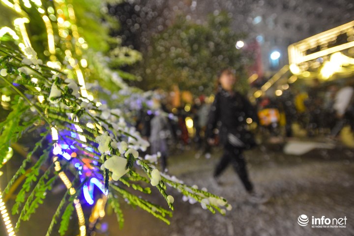 Giáng sinh đón mưa tuyết trắng như mùa đông Châu Âu ngay giữa lòng Hà Nội