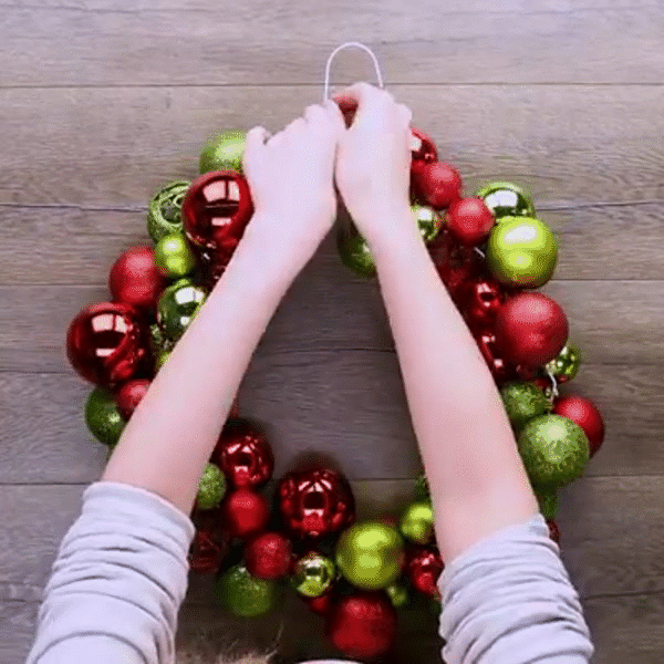 Cách làm vòng nguyệt quế trang trí Giáng sinh từ áo len cũ và móc áo