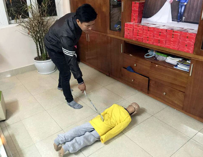 Khởi tố, bắt tạm giam bố đẻ và cấm xuất cảnh mẹ kế bạo hành bé trai 10 tuổi ở Hà Nội