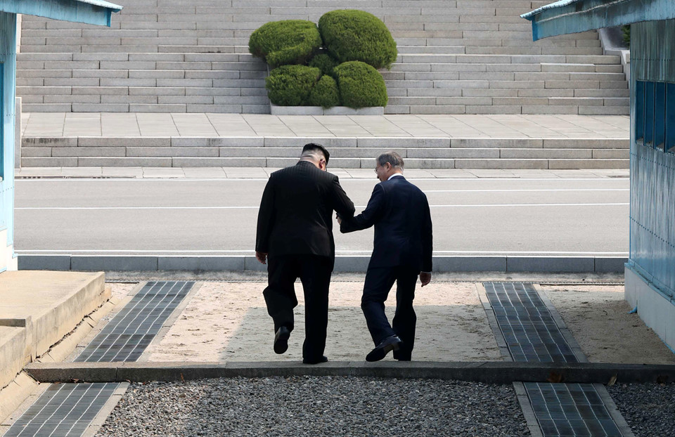Những hình ảnh hiếm hoi về cuộc gặp lịch sử của 2 lãnh đạo Hàn Quốc - Triều Tiên