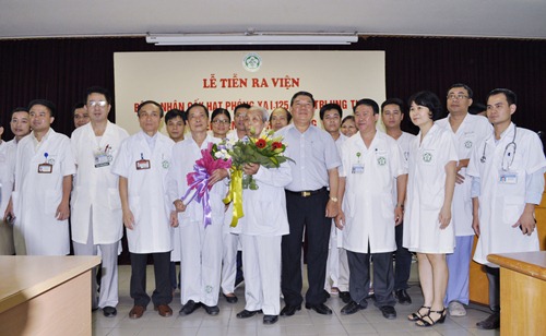 Bệnh viện Bạch Mai chữa thành công bệnh nhân ung thư và tiễn ra viện