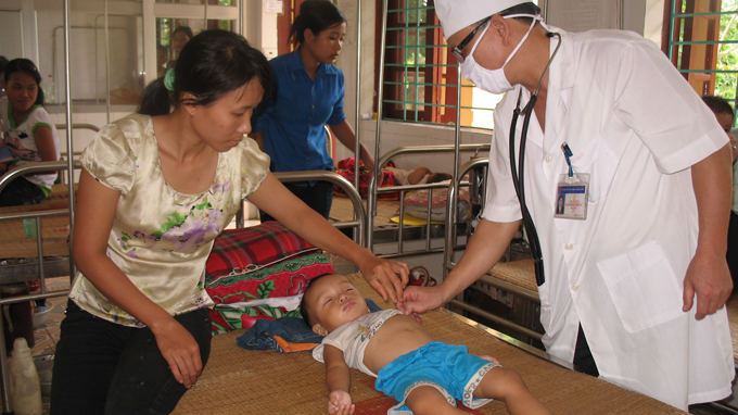 Bệnh nhi được chăm sóc, điều trị tại Bệnh viện Nhi Thanh Hóa - Ảnh: Hà Đồng.