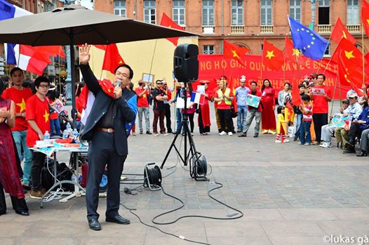 GS Nguyễn Tiến Dũng phát biểu tại cuộc biểu tình