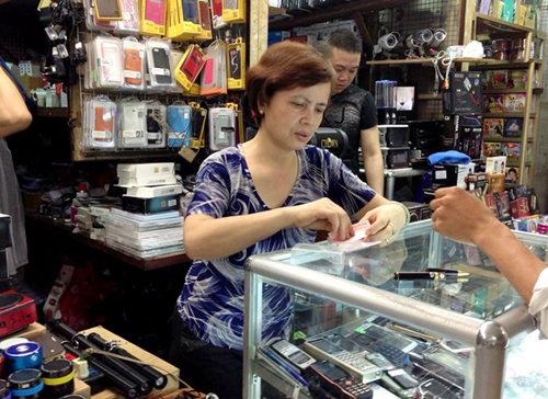 Theo chủ quán Linh Quy ở chợ Đồng Xuân: “Loại bút này rất nhiều người hỏi mua vì nó dễ dùng và giá lại rẻ tùy theo loại 4GB thường nhập là 280-350.000đ/ 1 chiếc, loại 8GB từ 420-680.000đ”.