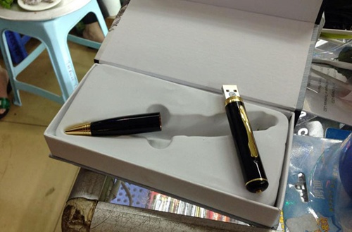 Bút sử dụng như một chiếc bút thông thường, nhưng thân bút có gắn mắt camera