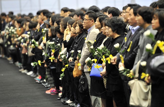 Tưởng niệm các nạn nhân vụ chìm phà SEWOL ở Ansan ngày 30/4. (Ảnh: AFP/ TTXVN)