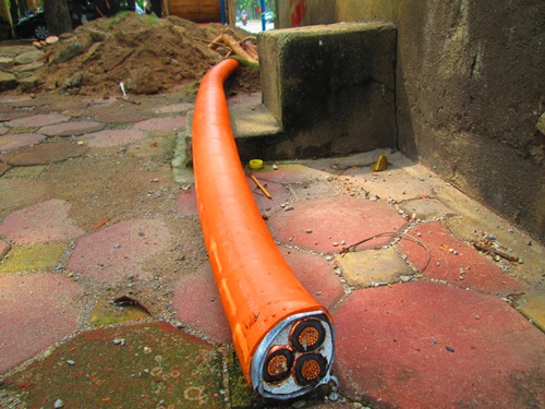 Đường dây màu cam chôn dưới chân HV Chính trị Quốc gia Hồ Chí Minh là đường dây điện trung thế