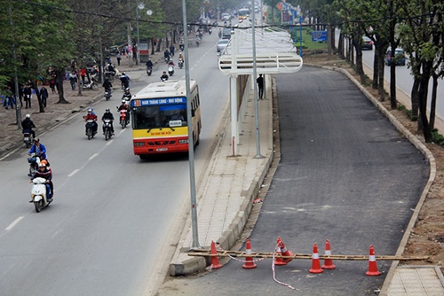 Điểm trung chuyển xe buýt cuối đường Hoàng Quốc Việt. Nơi đây không có quá nhiều người đi xe buýt
