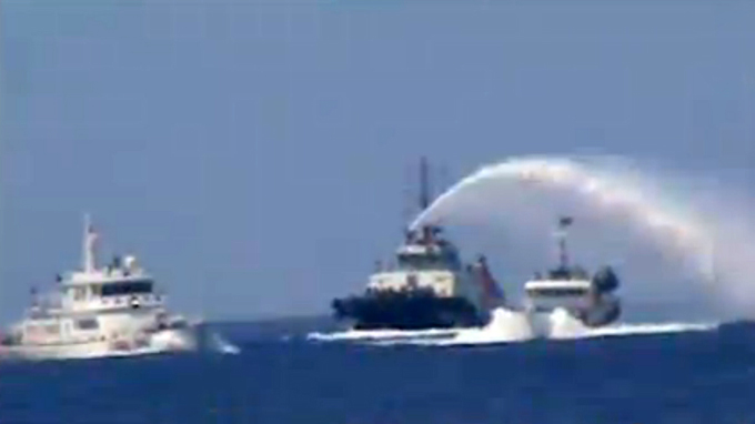 2 tàu Trung Quốc phun vòi rồng vào tàu kiểm ngư Việt Nam - Ảnh cắt từ clip của Cảnh sát biển Việt Nam
