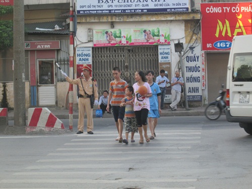 Tại các ngã tư, cảnh sát giao thông đã làm việc từ rất sớm, đảm bảo không tắc đường trong các ngày thi
