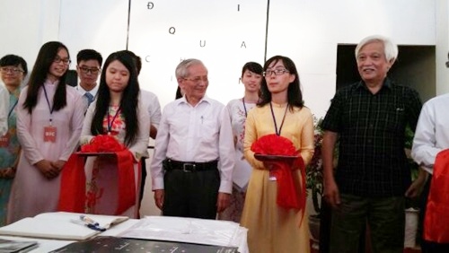 GS Phan Huy Lê và nhà sử học Dương Trung Quốc tới dự triển lãm 