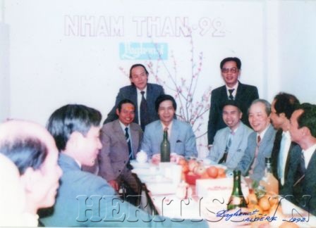 Đoàn chuyên gia Việt Nam trong bữa tiệc mừng Xuân Nhâm Thân (1992) của tại Laghouat, Algérie