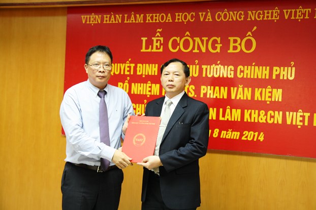 Chủ tịch Viện Hàn lâm KH&CN Châu Văn Minh (bên phải) trao Quyết định cho tân Phó Chủ tịch là Phan Văn Kiệm