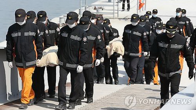 Chìm phà ở Hàn Quốc: Số người chết đang tăng