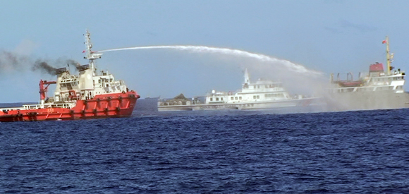 Tàu Trung Quốc đâm tàu Việt Nam