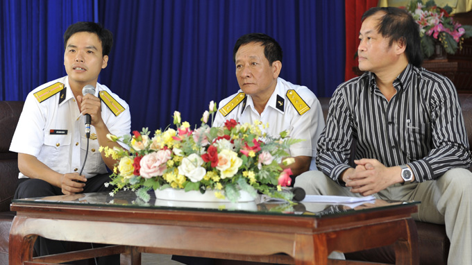 Thiếu úy Vũ Xuân Đăng (bìa trái) trong buổi giao lưu giữa Tuổi Trẻ với Lữ đoàn 125 hải quân tháng 3-2013 - Ảnh: Minh Đức
