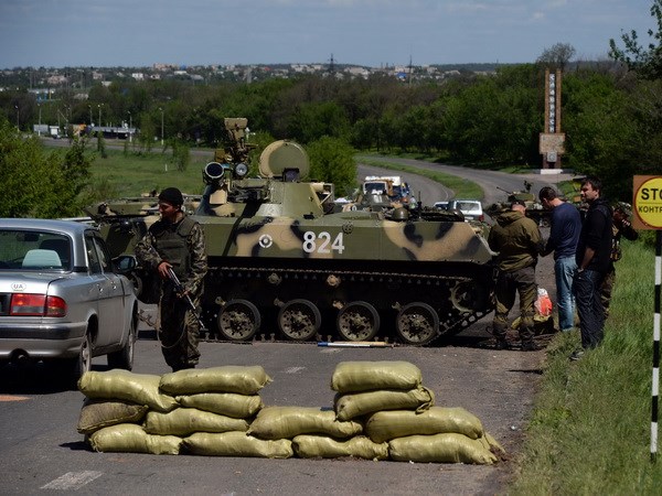 Tin mới nhất Ucraina: Binh sỹ Ukraine gác tại trạm kiểm soát gần thành phố Slavyansk