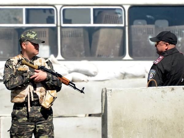 Binh sỹ Ukraine gác tại một chốt kiểm soát cách thành phố Slavyansk khoảng 30km ngày 27/4. (Nguồn: AFP/TTXVN)
